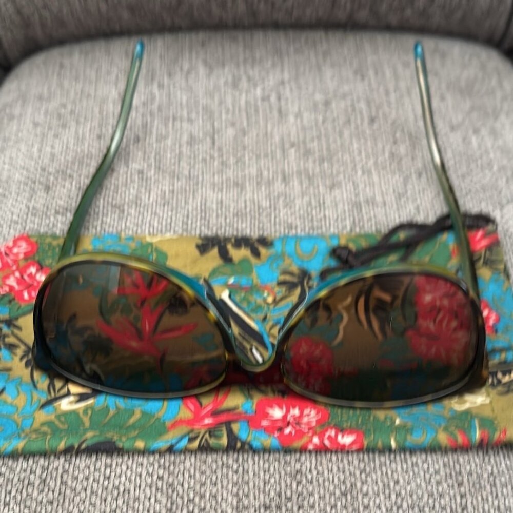Maui Jim Sunglasses + Case & Pouch — Island Vibes Included - Picture 5 of 9